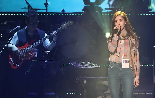 북측 인기곡 부르는 서현   1일 오후 평양 동평양대극장에서 열린 '남북평화협력기원 남측예술단 평양공연' 최종 리허설에서 서현이 북측 인기곡인 '푸른 버드나무'를 부르고 있다. [평양공연 사진공동취재단]