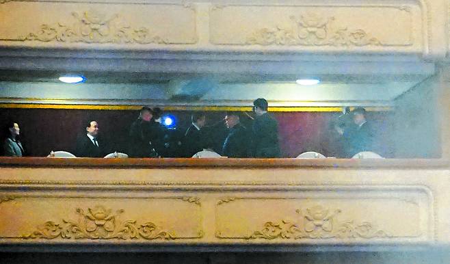 공연이 끝나고 김정일 북한 노동당 위원장이 도종환 문화체육부장관을 격려하는 모습. [평양공연 공동취재단]