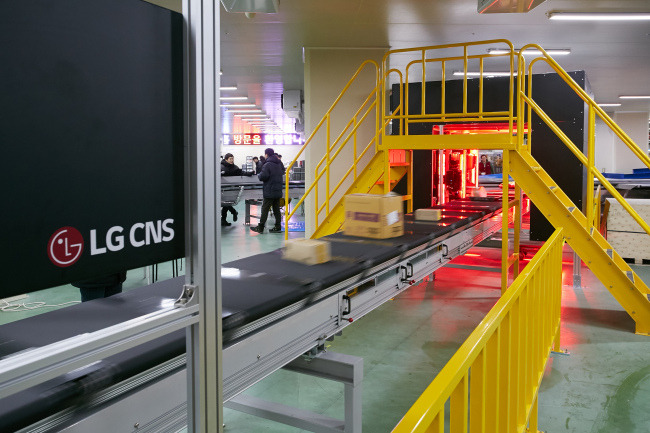 LG CNS` smart factory platform at work at a logistics center run by OURHOME (LG CNS)