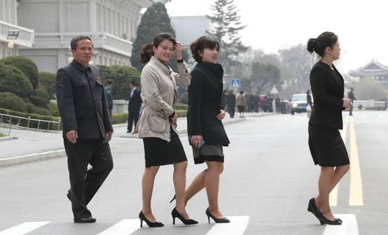 지난 2일 오후 평양 창전거리에서 본 시민들 모습. /사진=평양공연 사진공동취재단