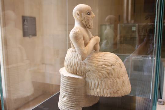 시리아 마리에서 출토된 메소포타미아 마리 왕 에비 2세 조각. 농사문명 초기 지모신 조각이 국가와 계급사회가 등장하면서 왕 조각으로 바뀐다. 루브르 박물관에 보관돼 있다.