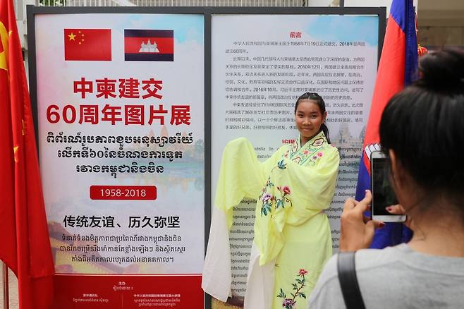 중국-캄보디아 양국이 수교를 맺은 지 60주년이 되는 올해 프놈펜에서 열린 행사에서 캄보디아 대학생이 중국전통의상을 입고 포즈를 취하고 있다. 역사학자들은 요즘처럼 양국이 가까웠던 적은 없었다고 말한다.  ⓒ박정연