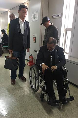▲고 씨로부터 과거 고문을 받은 윤정헌 씨(왼쪽)와 김정사 씨. ⓒ프레시안(서어리)