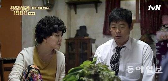 드라마 ‘응답하라’ 시리즈(tvN)는 등장인물이 사투리를 사용해 인기를 모았고, 연기자들의 실제 고향에 대한 논란까지 일었다. 사진은 ‘응답하라 1988’의 이일화(왼쪽)와 성동일. 동아일보DB