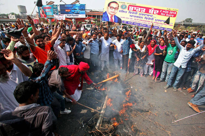 인도 카스트 최하위 계급인 달리트들이 2일(현지시간) 서북부 국경 도시 암리차르에서 대법원 판결에 항의하는 시위를 벌이며 나렌드라 모디 총리를 상징하는 인형을 불태우고 있다. 암리차르|로이터연합뉴스
