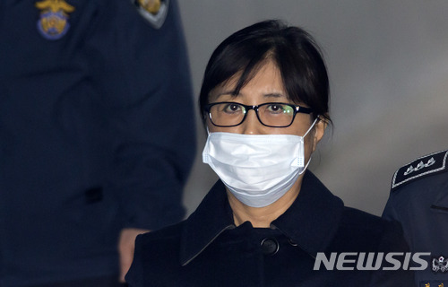 【서울=뉴시스】박진희 기자 = '국정농단 사건' 핵심인 최순실이 지난 2월13일 서울 서초구 서울중앙지법에서 열린 1심 선고 공판에 출석하고 있다. 2018.02.13.photo@newsis.com
