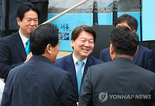 안철수 '서울시장 출마 선언을 앞두고' (서울=연합뉴스) 한종찬 기자 = 바른미래당 안철수 인재영입위원장이 4일 오전 서울시의회 본관 앞에서 '6·13 지방선거' 서울시장 출마선언을 앞두고 관계자들과 인사를 나누고 있다.       saba@yna.co.kr