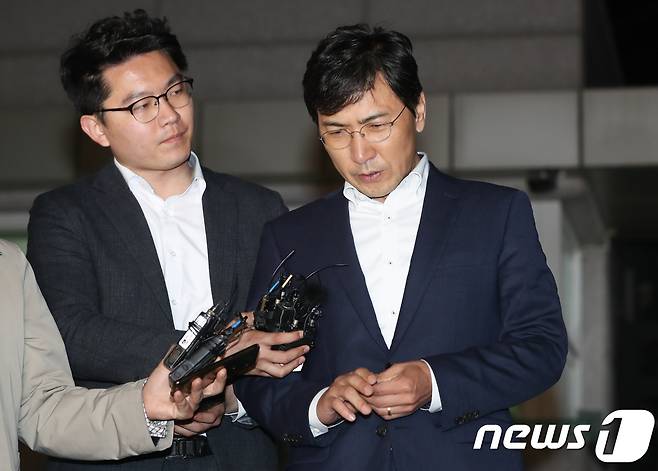 수행비서를 위력으로 성폭행한 혐의 등을 받는 안희정 충남지사가 29일 구속 영장이 기각된 후 서울 구로구 서울남부구치소를 나서고 있다. 2018.3.29/뉴스1 © News1 허경 기자