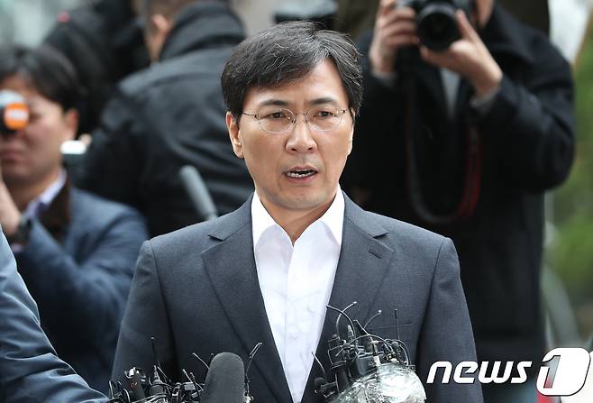 '성폭행 혐의'로 고소당한 안희정 전 충남지사가 19일 오전 서울 마포구 서부지검에서 피의자 신분으로 조사를 받기 위해 열흘 만에 재출석하고 있다.  2018.3.19/뉴스1 © News1 허경 기자