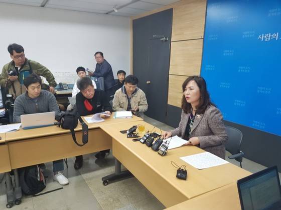 전주시로부터 명예훼손 혐의로 고발된 공지영 작가가 3일 전주시청 브리핑룸에서 반박 기자회견을 하고 있다. 전주=김준희 기자