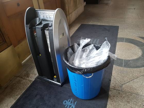 비 오는 날 건물 입구에서 흔히 볼 수 있는 우산 비닐 커버. 강찬수 기자