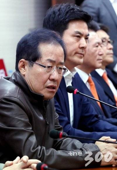 홍준표 자유한국당 대표가 5일 오전 서울 여의도 당사에서 열린 경남도지사 후보 추대 결의식에서 모두발언을 하고 있다. 2018.4.5/뉴스1  <저작권자 © 뉴스1코리아, 무단전재 및 재배포 금지>