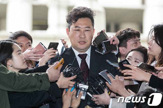 강철구 국선 변호사가 6일 서울 서초구 중앙지법에서 열린 박근혜 전 대통령에 대한 1심 선고공판을 마친 후 취재진 질문에 답하고 있다.  2018.4.6/뉴스1 © News1 유승관 기자