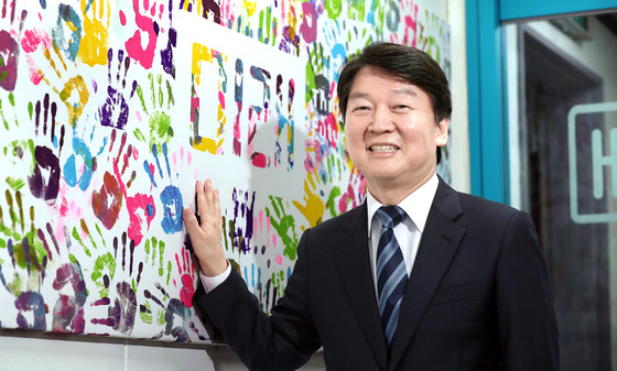 서울시장 출마를 선언한 안철수 바른미래당 인재영입위원장이 5일 오전 서울 마포의 한 사무실에서 중앙일보와 인터뷰를 가졌다. 최승식 기자