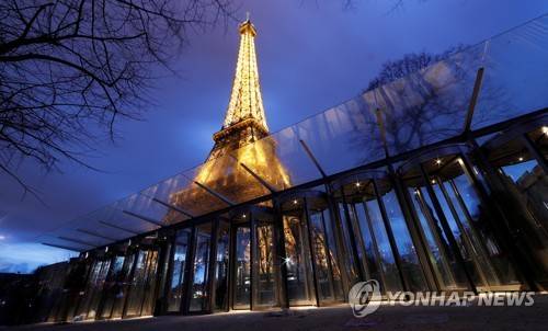 사진은 프랑스 파리 에펠탑의 야경 [로이터=연합뉴스 자료사진]