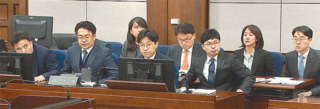 재판장, 텅 빈 피고인석 바라본뒤 선고.. 방청석에선 낮은 탄식