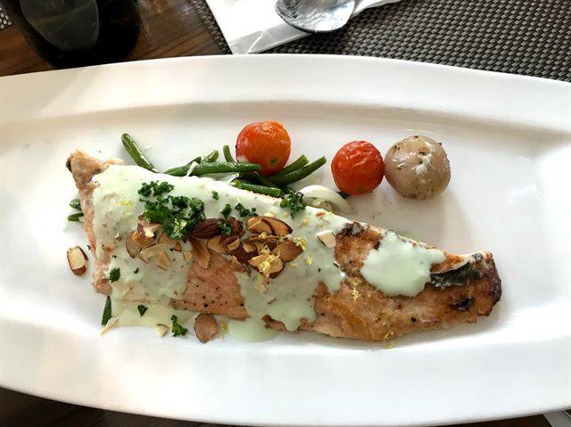 앙프랑뜨 비스트로의 송어 필레 요리. 송어 필레 위에 샬롯 콩피, 구운 호두, 샤르트뢰즈 크림 소스를 끼얹었다. 잇쎈틱 제공