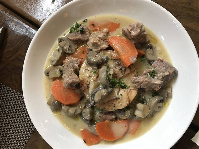 앙프랑뜨 비스트로의 송아지 블랑켓. 구워먹고 남은 송아지를 야채와 함께 스튜로 끓여 먹는 데서 유래했다. 잇쎈틱 제공