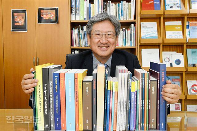 부산대 조영복 교수가 사회적기업연구원에서 빅북운동의 결과물로 저작권이 공유된 대학 교재를 펼쳐 놓고 설명하고 있다. 부산=전혜원 기자 iamjhw@hankookilbo.com