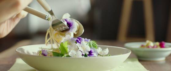 영화 '리틀 포레스트'의 씬 스틸러로 활약했던 봄꽃 파스타. [사진 영화 리틀 포레스트 캡처]