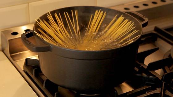 파스타 면을 삶는다.