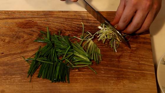 달래를 먹기 좋은 크기로 손질한다.