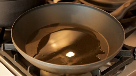팬에 올리브 오일을 둘러 달군다.