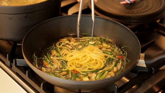 잘 익은 면을 넣어 볶는다.