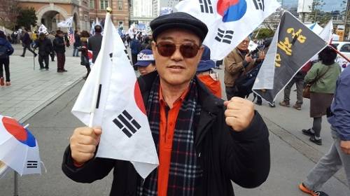 천만인무죄석방운동본부 주최로 7일 오후 서울역광장에서 열린 ‘박근혜 전 대통령 탄핵무효, 무죄석방 촉구 태극기집회’장에서 박태환씨가 태극기를 들고 “주사파, 멸공 반대세력 처단하라”고 외치고 있다. 전상후 기자