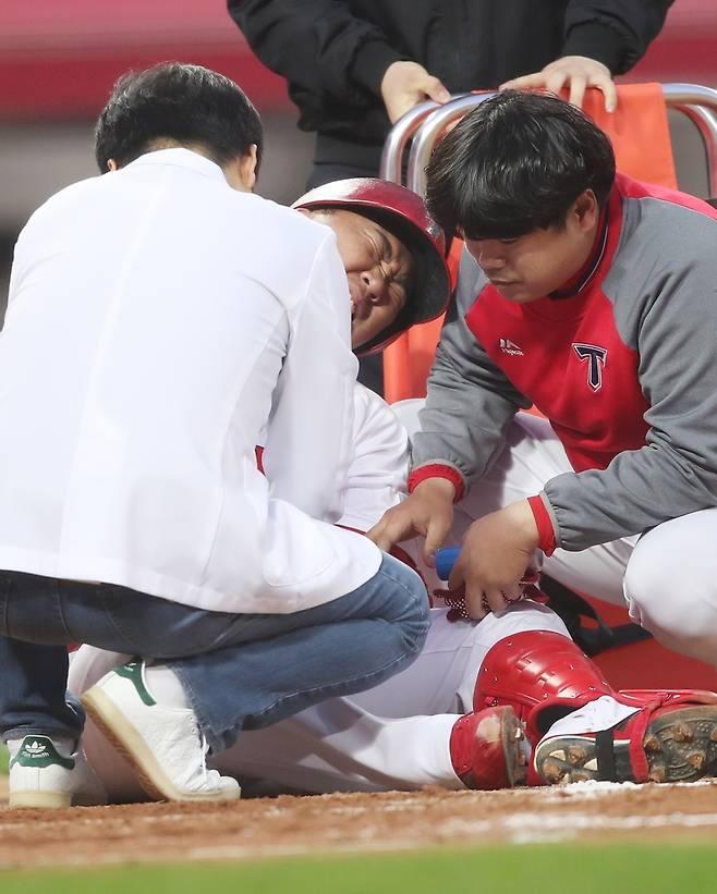 ▲ 사구를 기록한 뒤 고통을 호소하는 이범호 ⓒ KIA 타이거즈