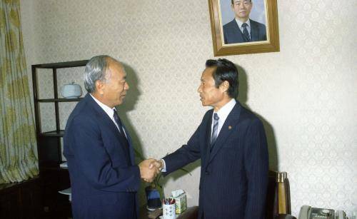 1981년 6월 <제1공화국> 제작진 3명이 남산에서 조사받던 사흘째 이른바 ‘5공 실세’였던 문화방송 사장 이진희와 안기부장 유학성이 만났고 그 이틀 뒤 제작진은 풀려났다. 사진은 1983년 7월 문화공보부 장관으로 ‘영전’한 이진희(오른쪽)를 반공연맹 이사장이 된 유학성(왼쪽)이 장관실로 예방한 모습이다.(오른쪽 사진) <한겨레> 자료사진