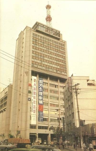 1981년 6월 고석만의 안기부 연행 사실을 뒤늦게 간접적으로 전해들은 가족들은 정동 문화방송사 맞은 편 모퉁이 황실다방에서 기약없이 기다려야만 했다. 사진은 82년 무렵 문화방송사 전경.