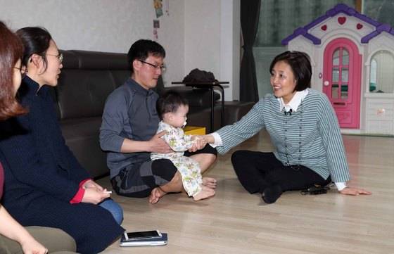 더불어민주당 서울시장 경선후보 박영선 의원이 서울 구로구 신도림동의 한 가정을 방문해 보육 정책에 대해 논의하고 있다. 김상선 기자