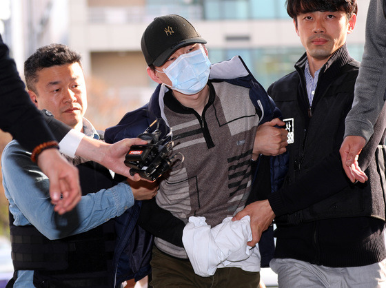 2일 오후 방배초등학교에서 초등학생을 대상으로 인질극을 벌이다 체포된 양모(25)씨가 서울 서초구 방배경찰서로 압송되고 있다. [연합뉴스]