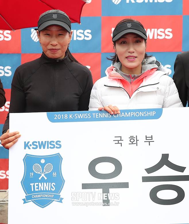 ▲ 2018년 케이스위스 테니스 챔피언십 여자 국화부에서 우승한 김미자(왼쪽) 김선영 ⓒ 목동, 한희재 기자