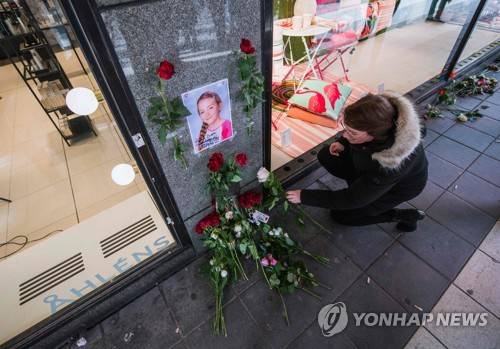 7일 스웨덴 스톡홀름의 중심 쇼핑가 백화점 앞에 1년 전 트럭 테러로 숨진 희생자들을 기리는 꽃이 놓여져 있다. [AFP=연합뉴스]