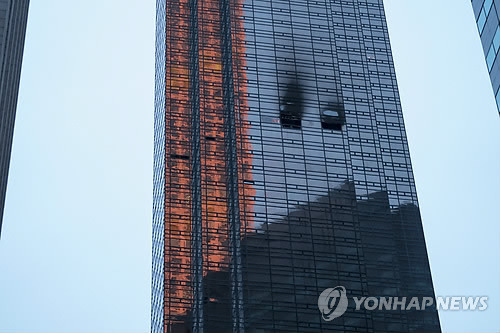 트럼프타워 50층서 불…1명 사망·4명 부상 (뉴욕 AP=연합뉴스) 7일(현지시간) 화재가 발생한 미국 뉴욕 맨해튼의 트럼프타워 일부가 불에 타 검게 그을려 있다. 현지 언론은 이날 오후 6시께 도널드 트럼프 미국 대통령의 사저가 있는 이 건물 50층에서 불이 나 남성 1명이 중상을 입고 병원으로 옮겨졌으나 숨졌다고 밝혔다. 화재를 진압하던 소방관 4명이 경상을 입었으며 화재원인은 아직 밝혀지지 않았다.      ymarshal@yna.co.kr