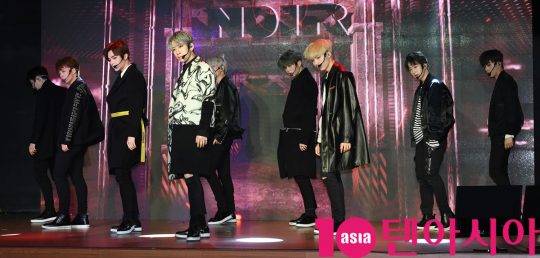 그룹 느와르(김연국, 남윤성, 유호연,신승훈, 이준용, 김시헌, 양시하, 김민혁, 김대원)가 9일 오전 서울 성동구 행당동 엔터식스 한양대점 메두사홀에서 열린 첫 번째 미니 앨범 ‘트웬티스 느와르(Twenty’s Noir)’ 데뷔 쇼케이스에 참석해 멋진공연을 선보이고 있다.