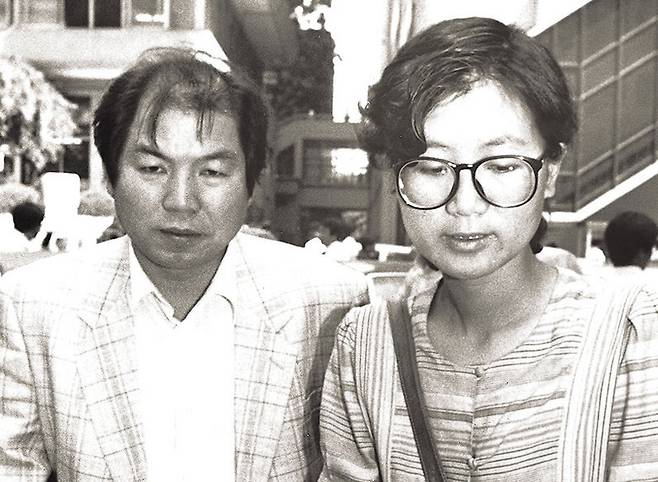 ‘부천경찰서 성 고문 사건’을 폭로한 피해자 권인숙(오른쪽)씨가 조영래(왼쪽) 변호사와 함께 법정을 나서고 있다. <한겨레> 자료 사진.