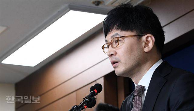 9일 오후 서초구 서울중앙지검에서 한동훈 3차장검사가 110억원대 뇌물수수 의혹 등으로 구속된 이명박 전 대통령에 대한 구속 기소 관련 중간 수사 결과를 발표하고 있다. 서재훈기자