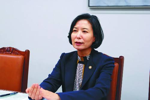 이숙진 여성가족부 차관이 지난 6일 서울 종로구 세종대로 정부서울청사 사무실에서 인터뷰를 하고 있다.