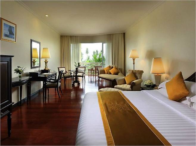 태국 전통양식과 모던한 유러피안 스타일이 결합된 우아한 인테리어를 자랑하는 객실 내부. (사진=소피텔 포키트라 제공)