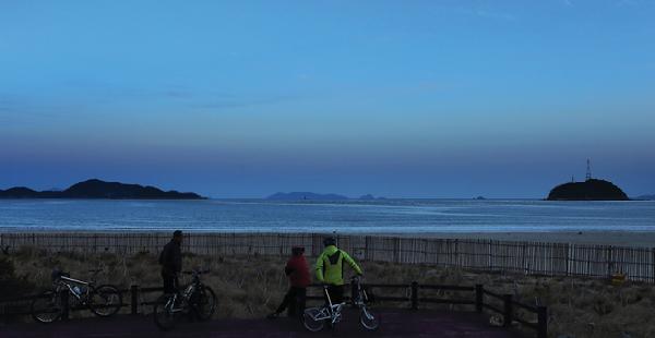 [월간산]금일해당화해변 산책로에서 일몰을 바라보고 있는 자전거 여행객들.