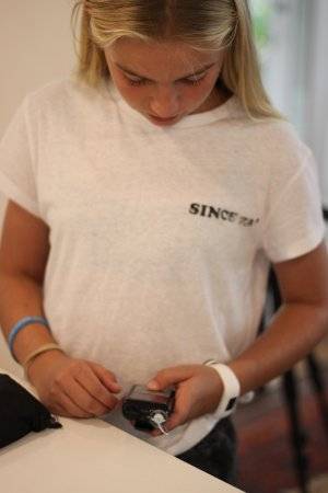 호주 시드니에서 고등학교 9학년에 재학중인 홀리 하인스가 연속혈당측정기의 혈당 수치를 확인하고 있다.