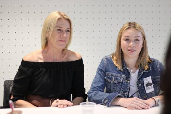 클로이 번햄(오른쪽)이 엄마와 함께 1형 당뇨병에 대해 설명하고 있다.