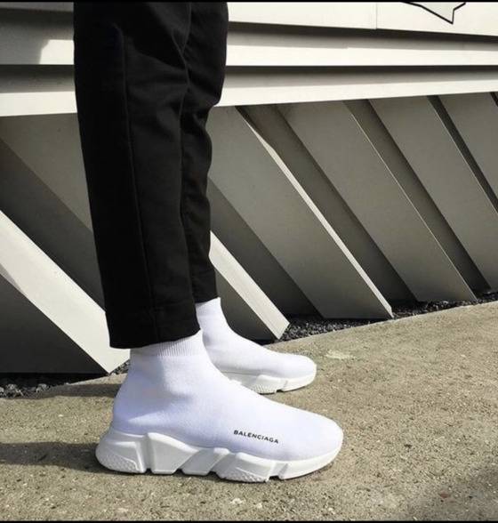 흰색 발렌시아가 스피드러너를 신은 모습. 정말 양말 같다. [사진 핀터레스트]