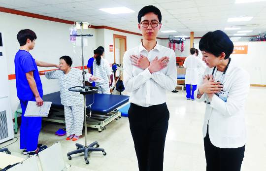 세란병원 뇌신경센터 어지럼증 클리닉 박지현 박사(오른쪽)가 일상생활 중 수시로 어지러움을 느껴 괴롭다고 호소하는 한 남성 환자의 평형 검사 및 균형재활 치료를 돕고 있다. 곽경근 선임기자