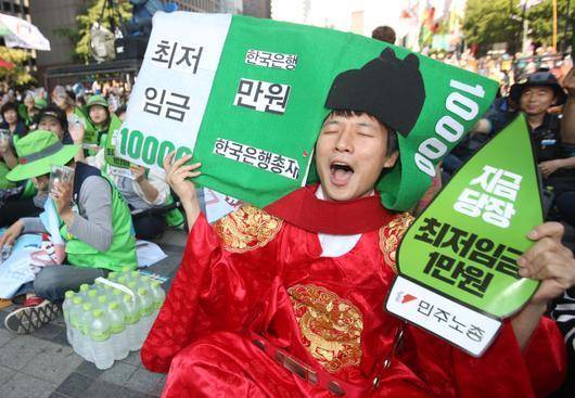 한 시민단체가 최저임금 1만원 퍼포먼스를 진행하고 있는 모습. [연합뉴스]