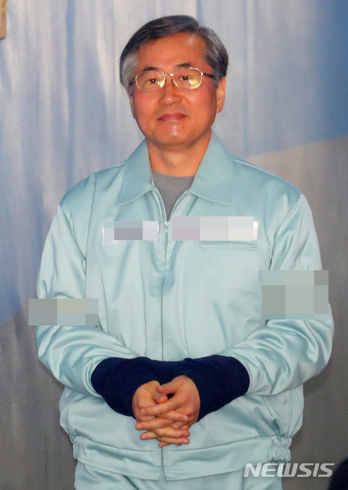【서울=뉴시스】배훈식 기자 = 불법사찰 지시 혐의를 받고있는 추명호 전 국정원 국익정보국장이 10일 오전 서울 서초구 서울중앙지방법원에서 열린  1차 공판에 출석하고 있다. 2018.04.10. dahora83@newsis.com