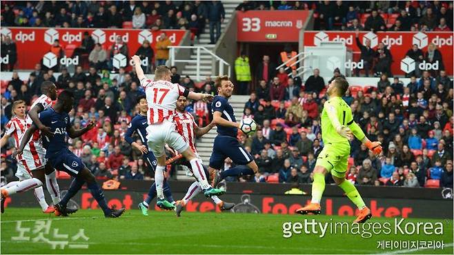 논란이 된 크리스티안 에릭센의 프리킥 장면. 해리 케인은 자신의 어깨에 맞았다고 주장하고 있다. (사진=노컷뉴스/gettyimages)